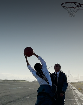 Snímek z videa s člověkem, který chytá míč.