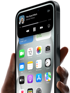 iPhone 15 v ruce, na Dynamic Islandu se zobrazuje přehrávaná skladba.