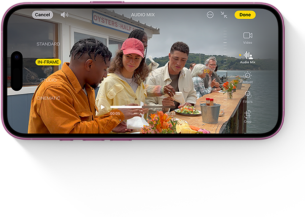 iPhone 16 s ukázkou editování videa, ve kterém spolu jí skupina přátel