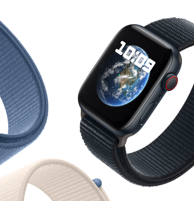 Apple Watch SE s provlékacím sportovním řemínkem. Na displeji je tapeta Astronomie znázorňující planetu Zemi.