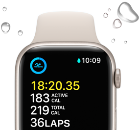 Údaje o plavání na displeji Apple Watch SE. Kolem zařízení jsou kapky vody.