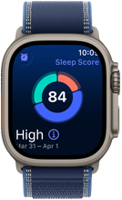 Apple Watch Ultra 3, pouzdro z přírodního titanu, obrazovka spánkového skóre, přehled na kruhovém grafu, uprostřed číselné skóre, řemínek, modrý Trailový tah