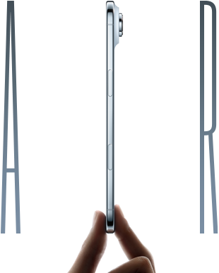 Ruka svírající iPhone Air mezi palcem a ukazováčkem, pohled z boku, blankytně modrá barva, velmi tenký profil, Fusion fotosoustava, boční tlačítko, ovladač fotoaparátu