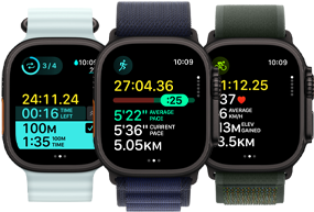 Troje Apple Watch Ultra 2 a na nich údaje o plavání, běhu a jízdě na kole